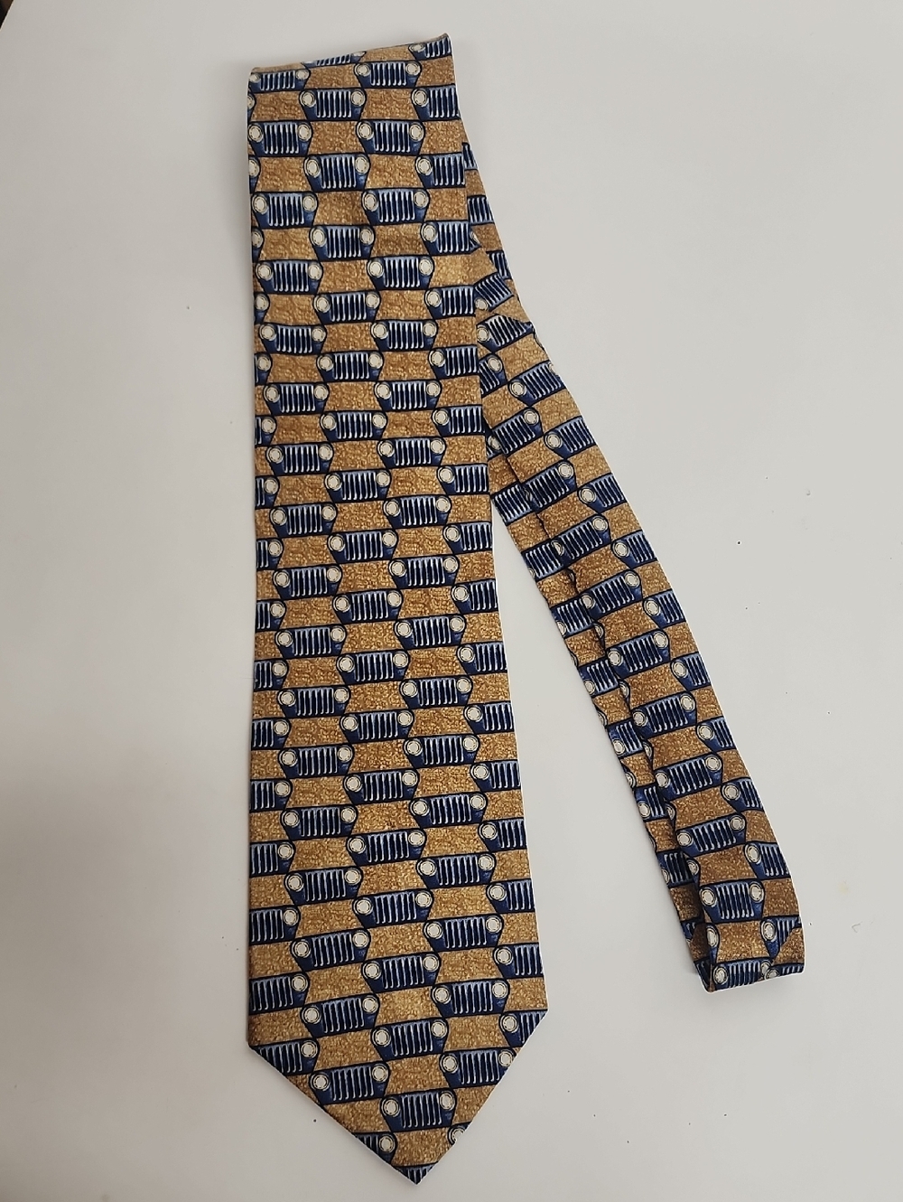 Jeep There's Only One Classic Geometric Pattern MenS Tie in Navy& Gold 100% SILK
